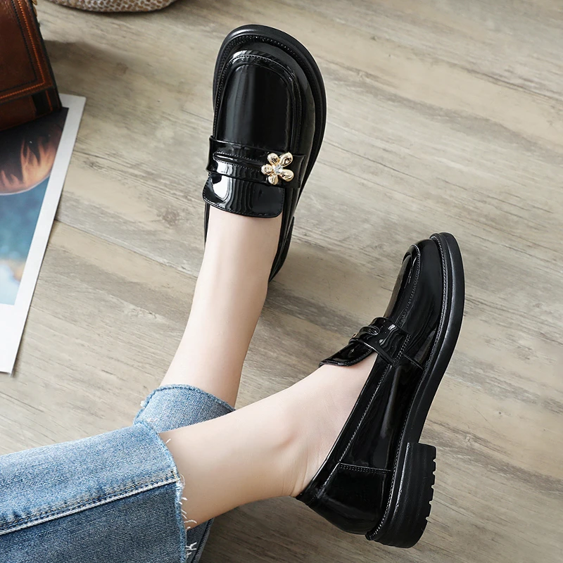 妈妈鞋春秋季防滑皮鞋中年人女鞋舒适软面软底单鞋2025新款乐福鞋