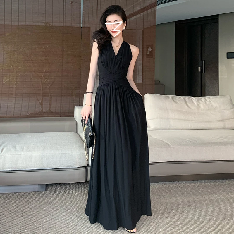 赫本风黑色v领挂脖连衣裙女夏2024新款法式气质收腰无袖长裙4324