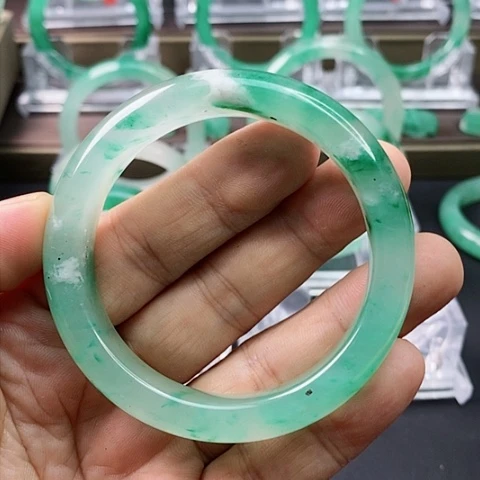 石英质玉手镯未镶嵌永****。