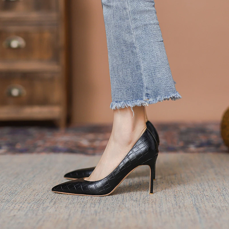 飞燕女鞋2023年新款优雅简约大气法式职业尖头细跟高跟鞋石头纹黑