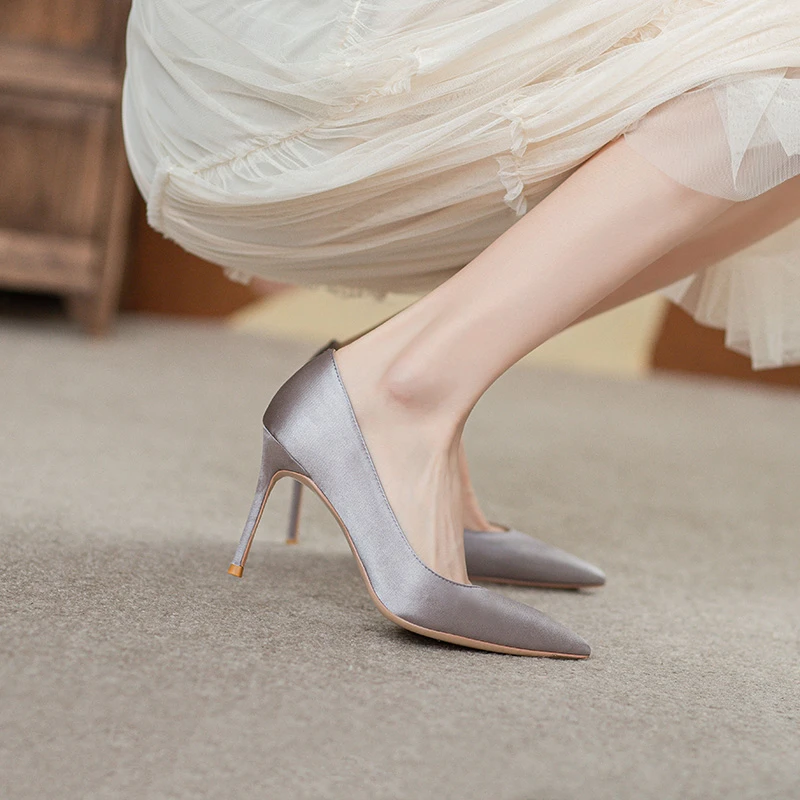 飞燕女鞋2023春夏新款年会伴娘舒适空气垫丝绸真丝浅口灰色高跟鞋