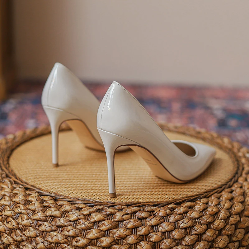 飞燕女鞋2023年夏季新款漆皮奶白色简约浅口尖头气质职业百搭单鞋