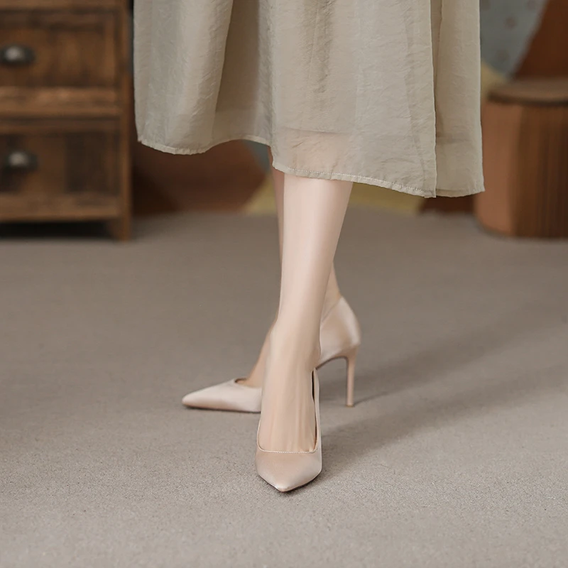 飞燕女鞋2025春夏新款中式国风细跟高跟鞋浅口不累脚气质绸缎单鞋