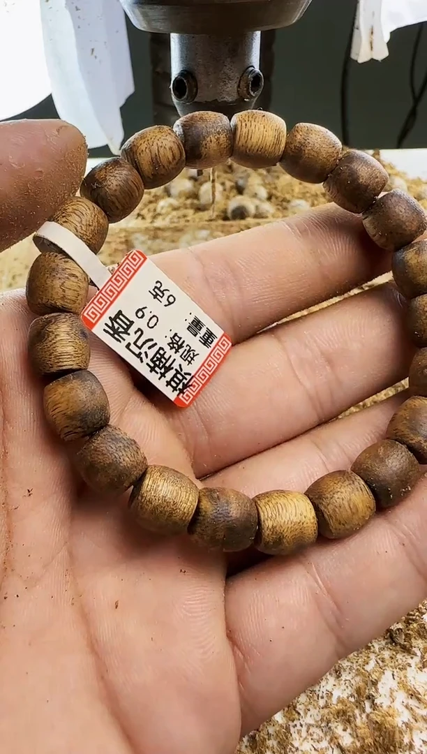 【闪购商品】沉香手串鼓珠0.9    6