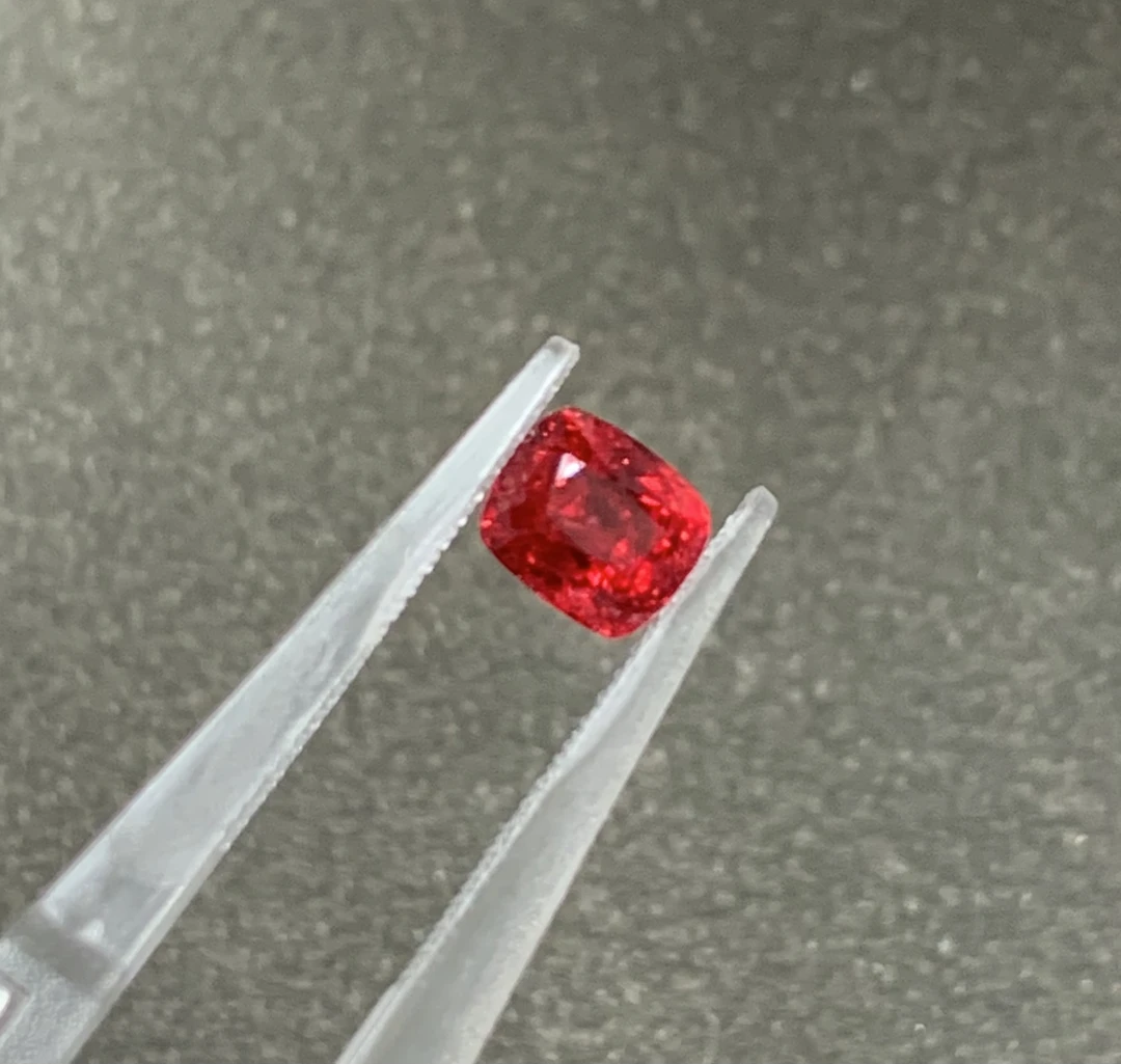 天然无烧绝地尖晶石曼辛产地vb切工带吉尔德大证书1.29克拉