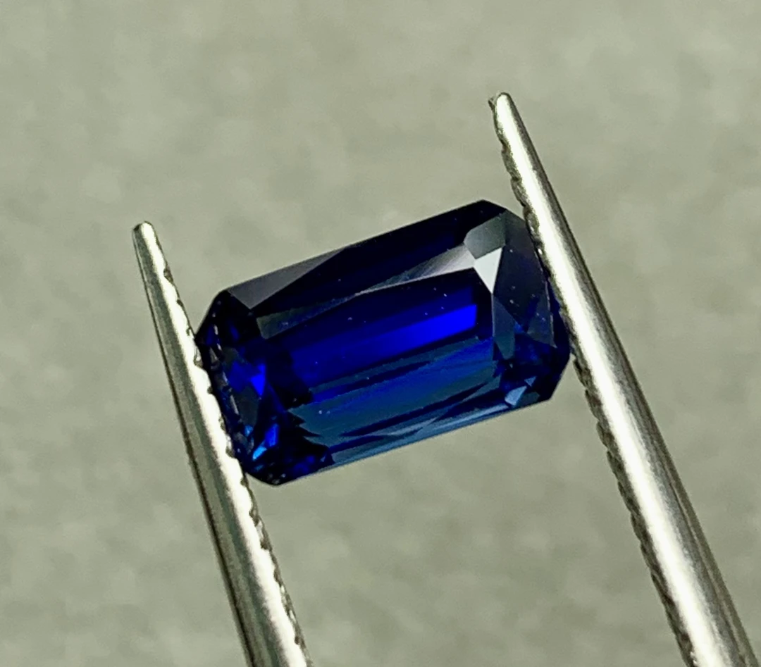天然蓝宝石裸石 皇家蓝 VB切工火彩璀璨颜色浓郁1.88克拉长方形