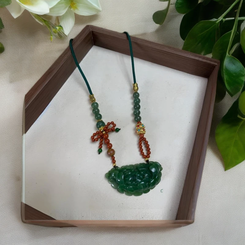 【主播推荐】和田碧玉 牡丹横版挂坠 手工编织精雕女款气质精美