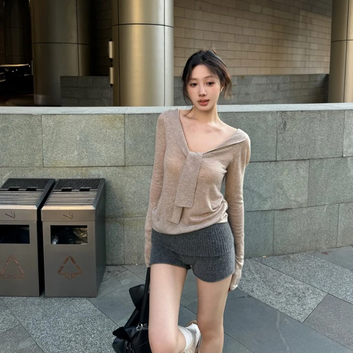 辣妹性感V领露肩打结系带长袖针织衫女秋季直筒提臀短裤子两件套