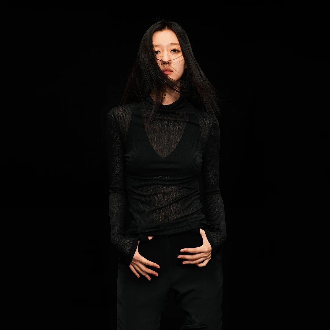 Unawares. WARDROBE系列 半透垂褶高领长袖T恤上衣