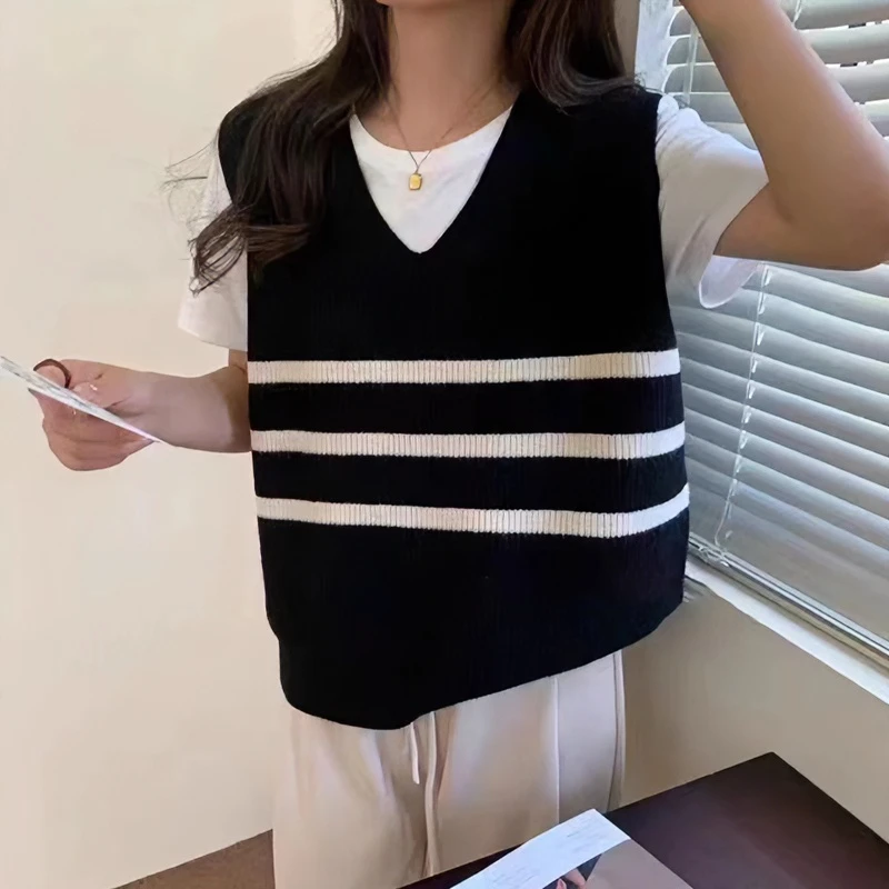 【衣朵设计】V领套头学院风条纹针织马甲女秋冬慵懒风百搭宽松减龄