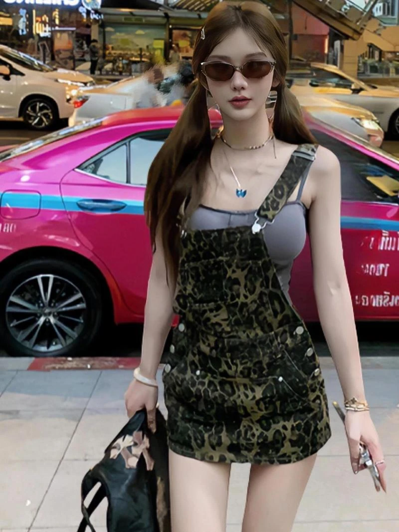 复古豹纹牛仔背带裙女夏季2024新款宽松减龄小个子连衣包臀短裙裤