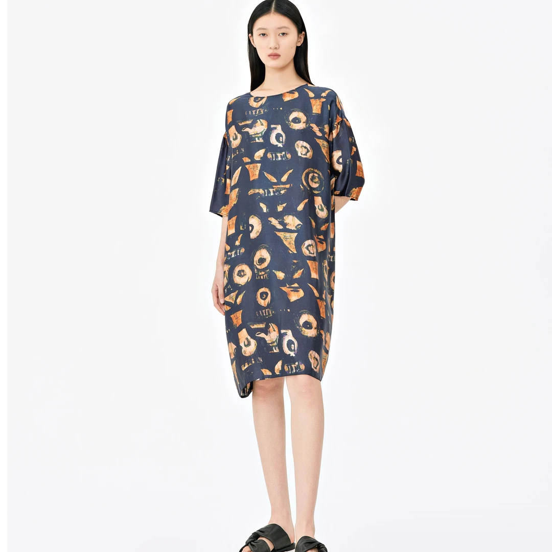 AUM/噢姆【丝绸之路】圆领时尚复古休闲满印设计连衣裙MADE20146