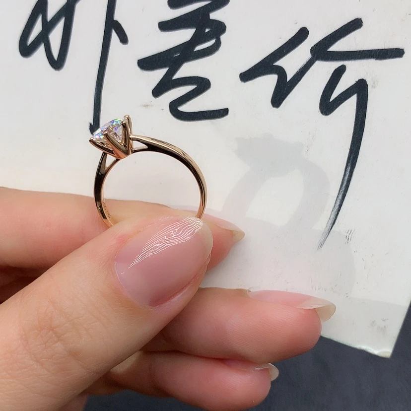 【闪购商品】合成碳硅石戒指/指环18K金镶嵌｡****?