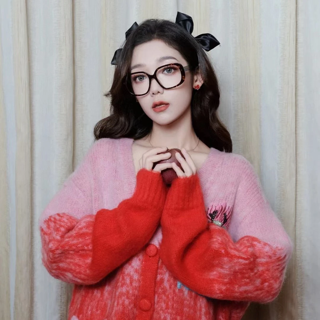 【小巧玲龙】显白减龄龙年穿搭宽松渐变卡通亮片龙毛衣开衫.ZT007