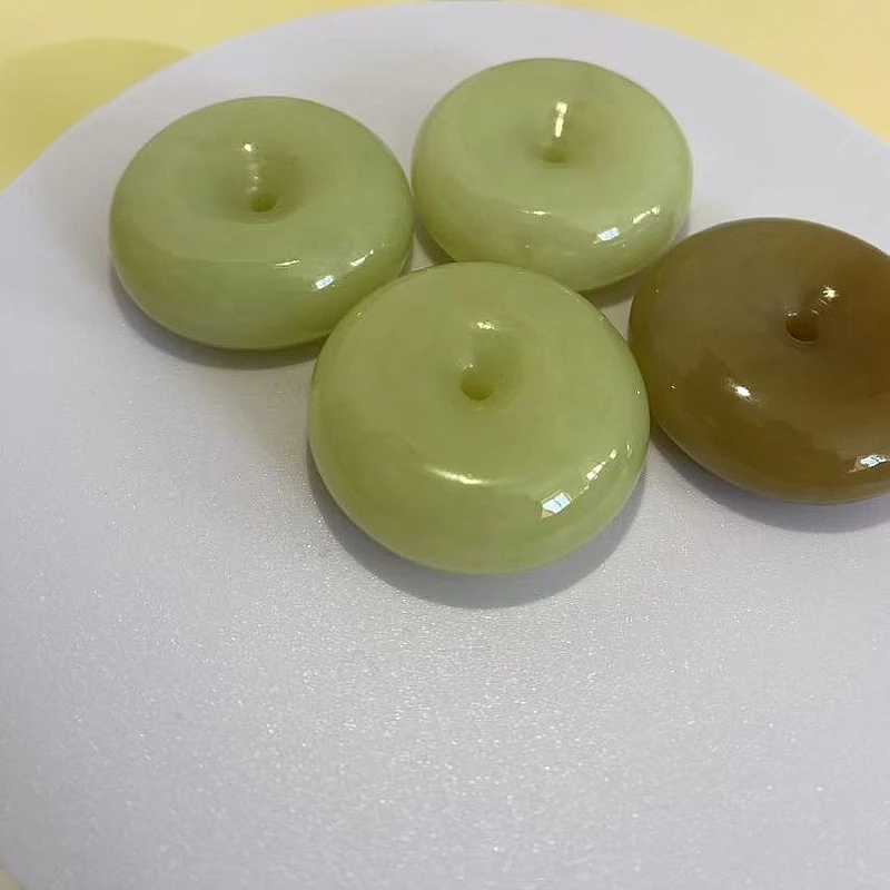 天然和田玉，平安扣，面包扣，圆润饱满，多样性发其一.男女皆可佩戴.