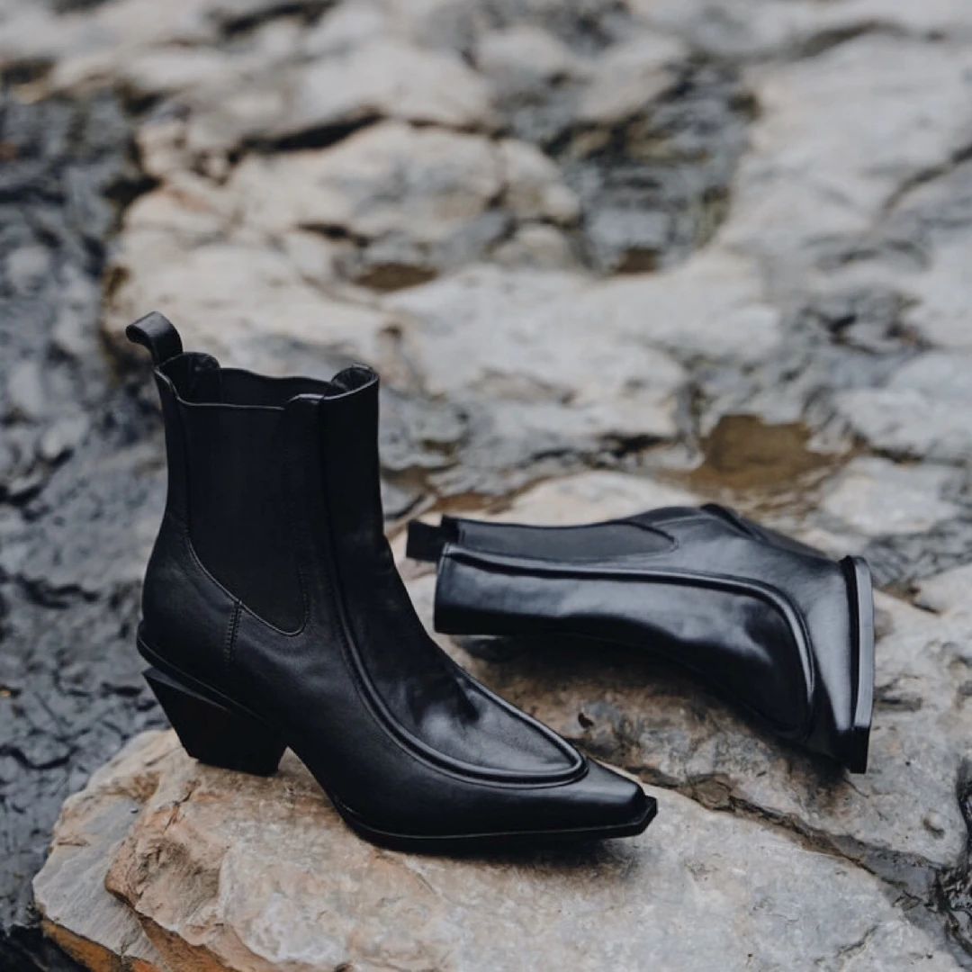 阿丽塔女鞋~7cm秋冬新款时装靴尖头异形跟切尔西靴简约大气短靴