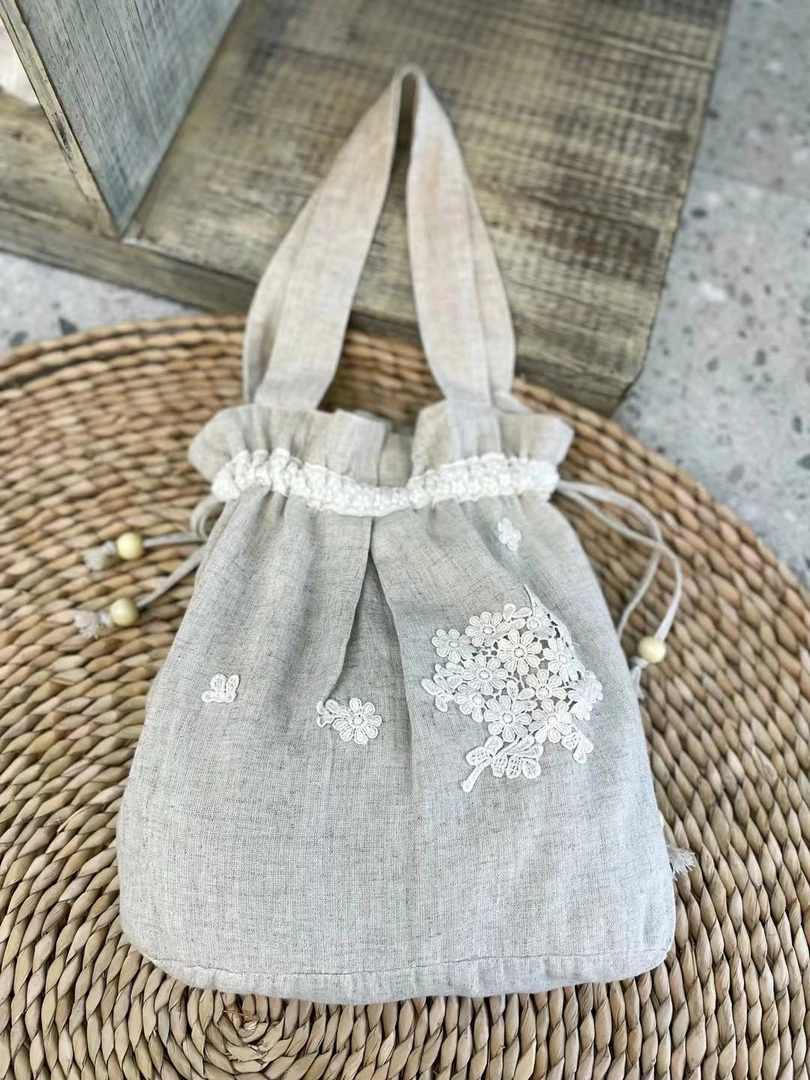 日系复古文艺风棉麻刺绣蕾丝钩花抽绳束口手提布包托特包购物袋