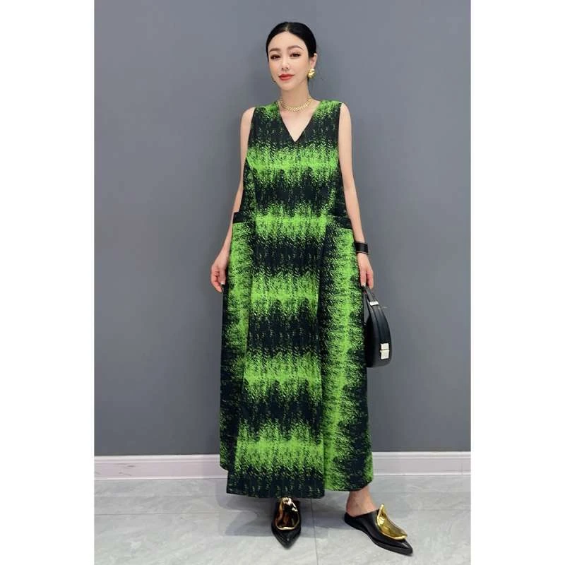 2025夏季新款女士连衣裙V领无袖立体裁剪大口袋宽松长裙休闲大码