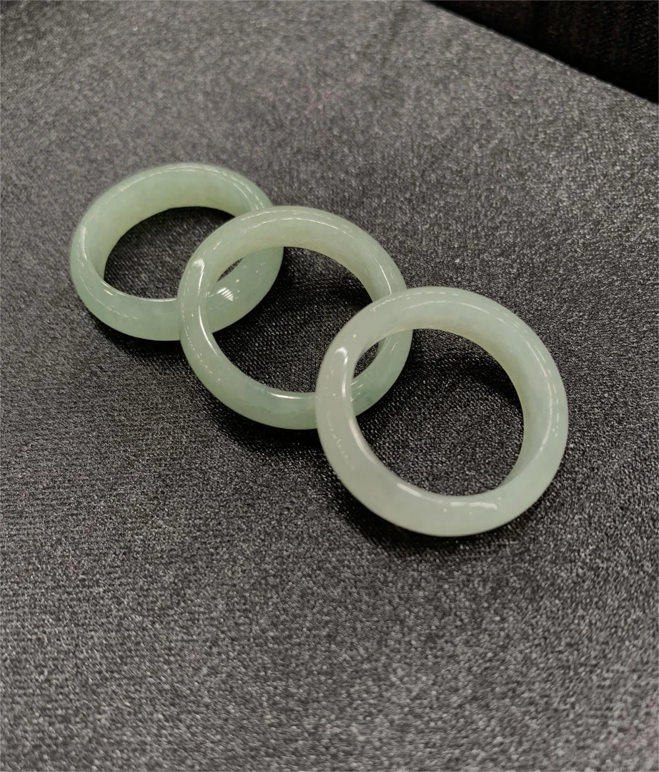 /翡翠戒圈/385577/多样性发一/戒圈大小不一/会配皮绳佩戴