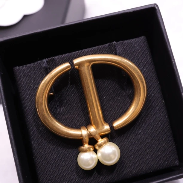 全新未使用 DIOR/迪奥 复古金色CD珍珠吊坠胸针 05911