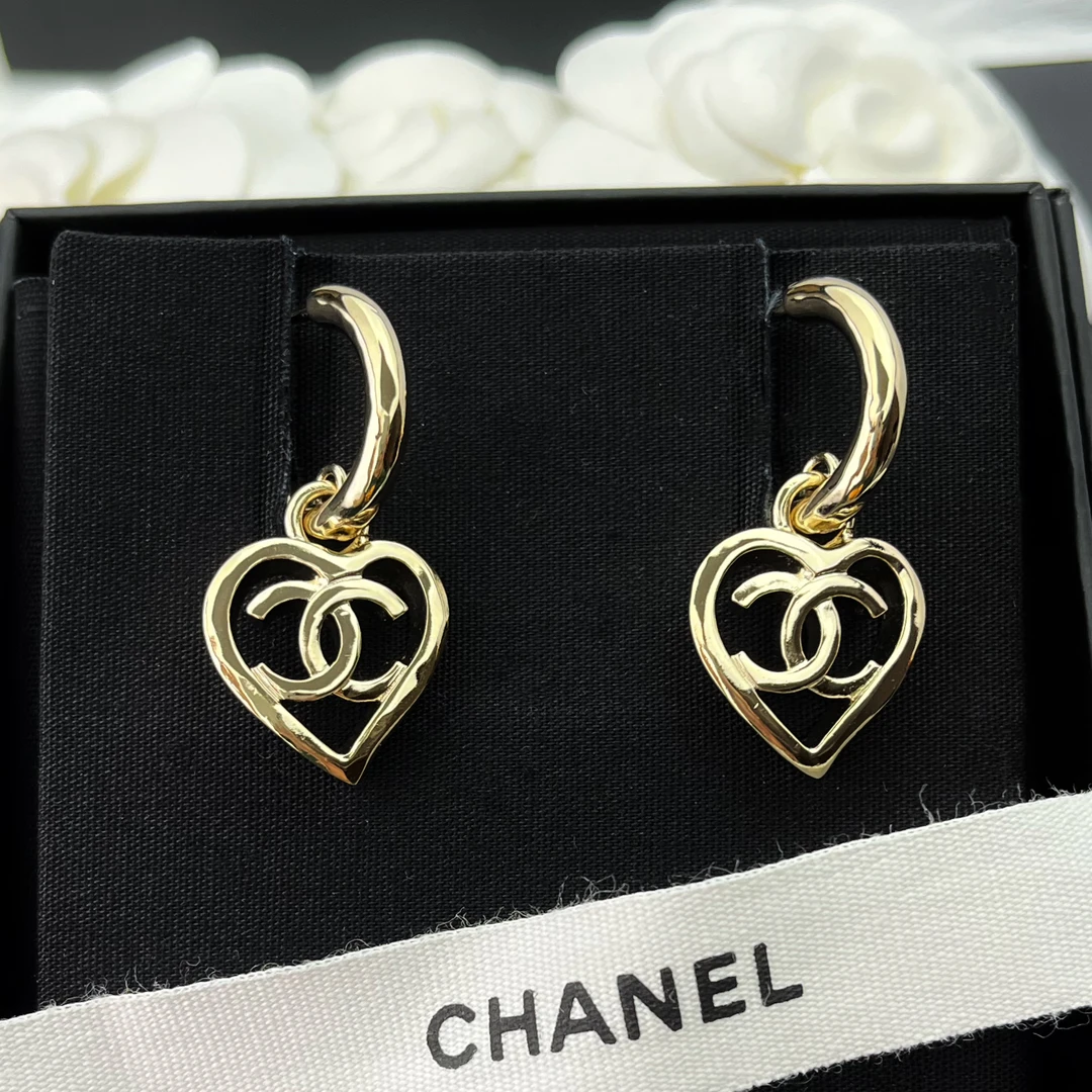 全新未使用 Chanel/香奈儿 金属镂空爱心吊坠耳钩 05079