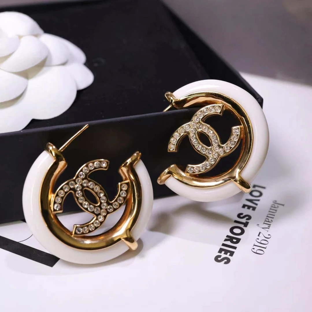 未使用 Chanel/香奈儿 23C白色亚克力金色双C中号耳圈 05685