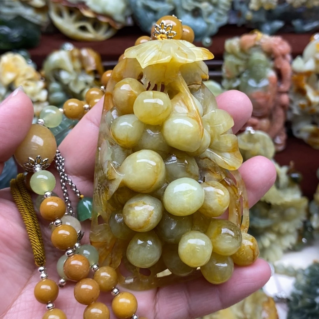 蛇纹石玉颈饰未镶嵌葡萄