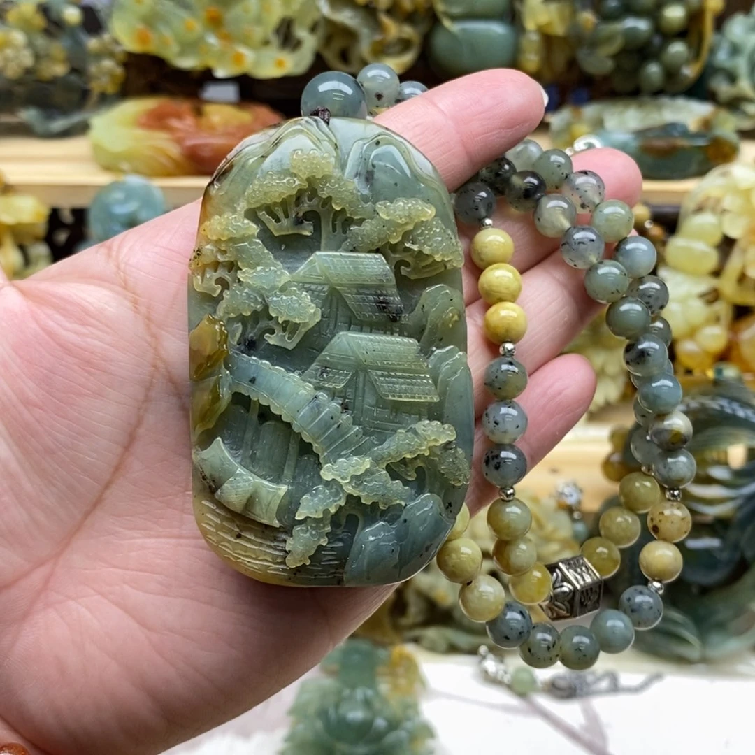 蛇纹石玉颈饰未镶嵌山水牌
