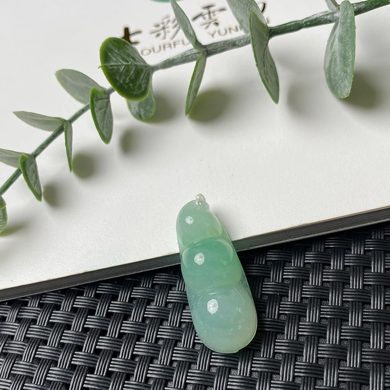 Colourful Yunnan/七彩云南冰种阳绿翡翠福豆