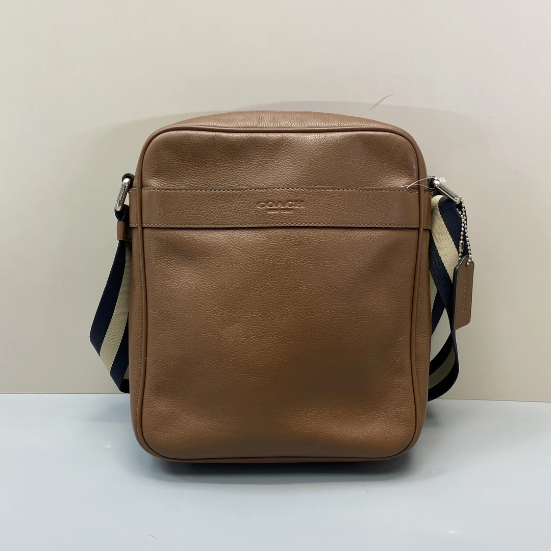 95新 COACH/蔻驰 棕色男士斜挎包 22*28*8cmD062213