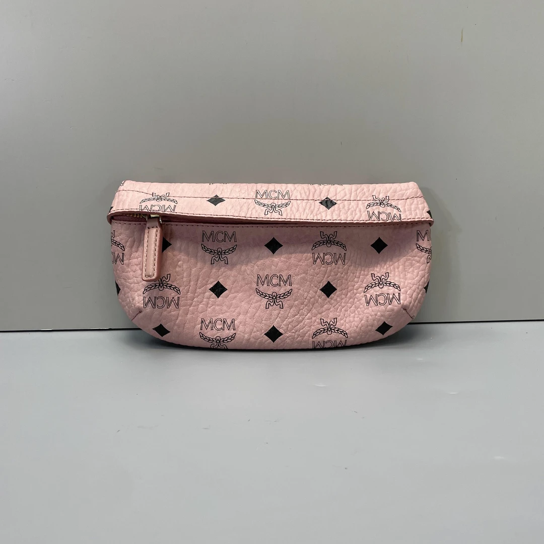 95新 MCM 粉色小号斜挎包20*11*2cmD102712