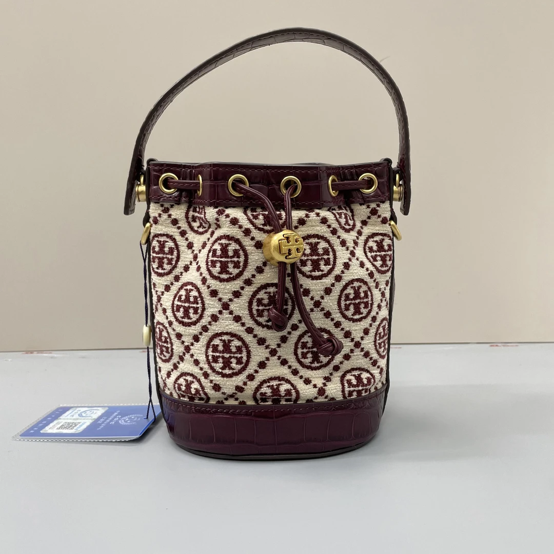 95新 Tory Burch/汤丽柏琦 酒红色压纹迷你水桶包14x18x11cm