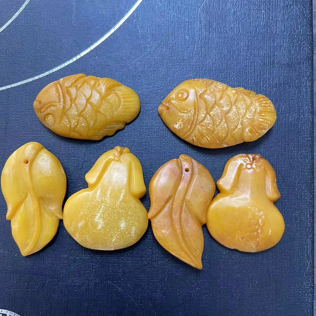 天然蜜蜡雕刻件多样性发其中一件