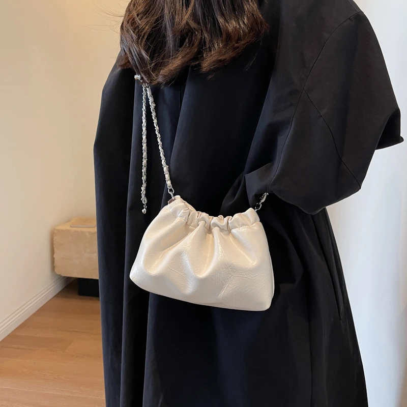 今年流行高级质感软皮水桶包女小包手机包秋冬新款时尚链条斜挎包