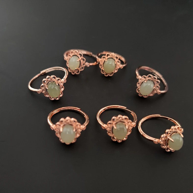 玫瑰金色花朵纹托青白玉戒指