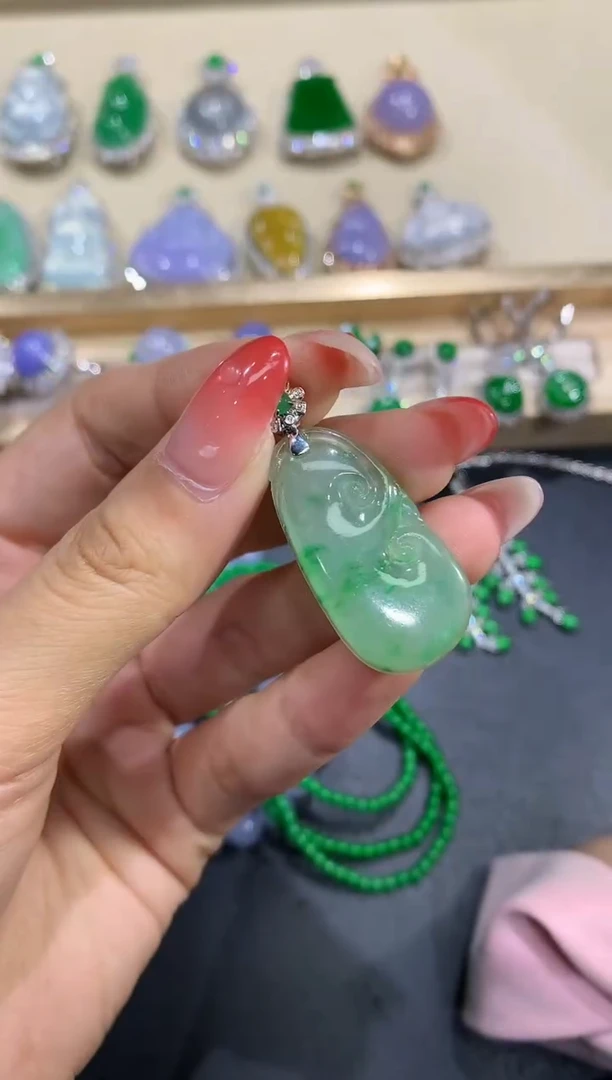 【闪购商品】翡翠吊坠(不含链)18K金镶嵌1团购