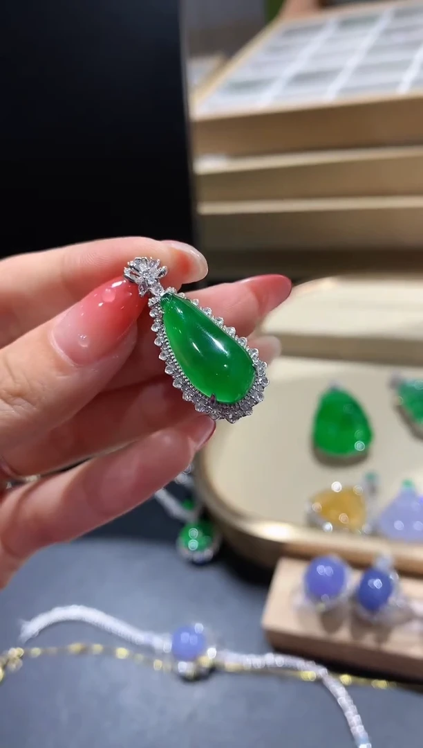 【闪购商品】翡翠吊坠(不含链)18K金镶嵌101团购