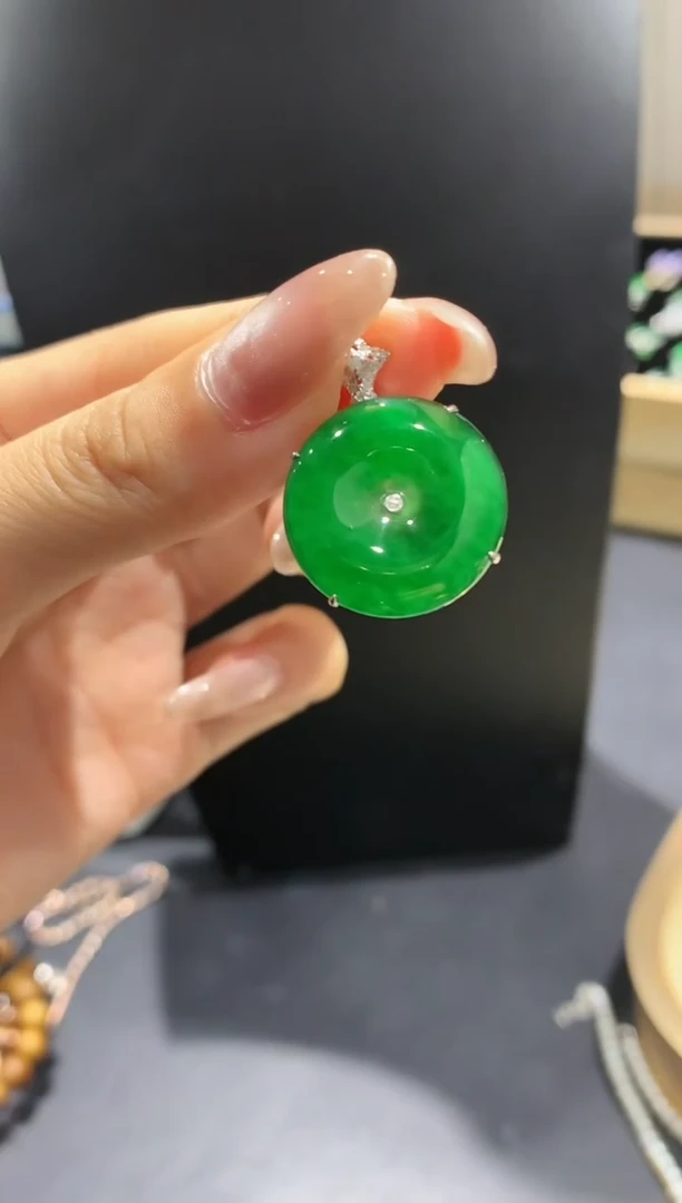 【闪购商品】翡翠吊坠(不含链)18K金镶嵌91团购