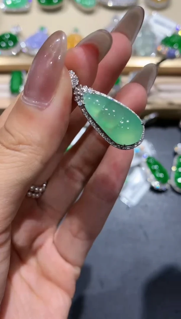 【闪购商品】翡翠吊坠(不含链)18K金镶嵌5团购