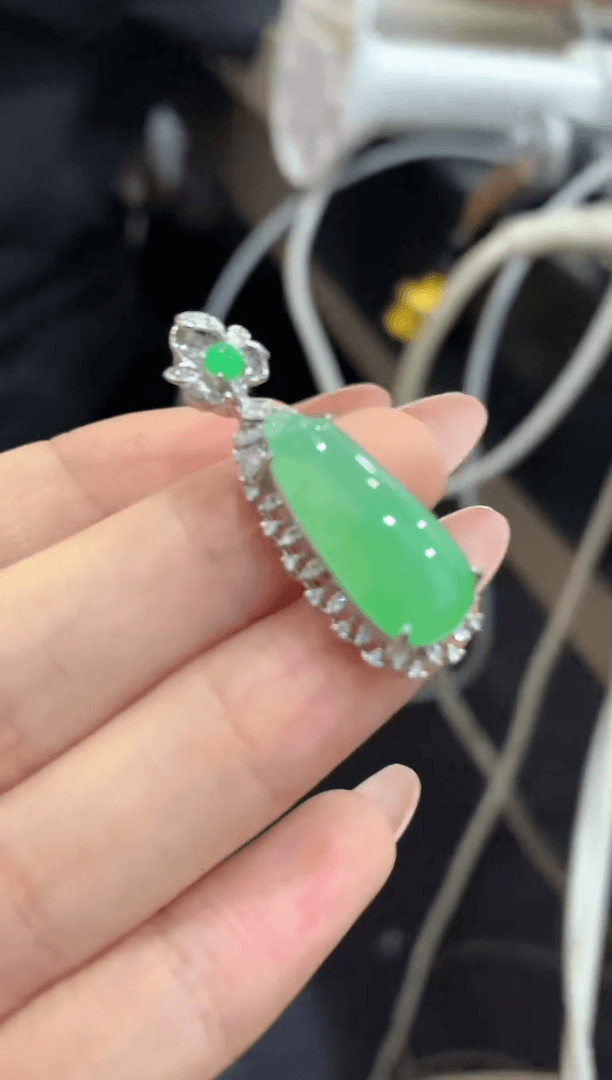 【闪购商品】翡翠吊坠(不含链)18K金镶嵌1团购