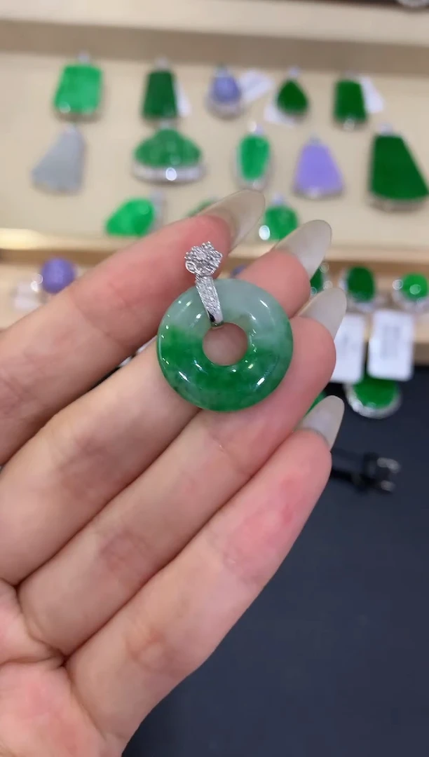 【闪购商品】翡翠吊坠(不含链)18K金镶嵌12团购