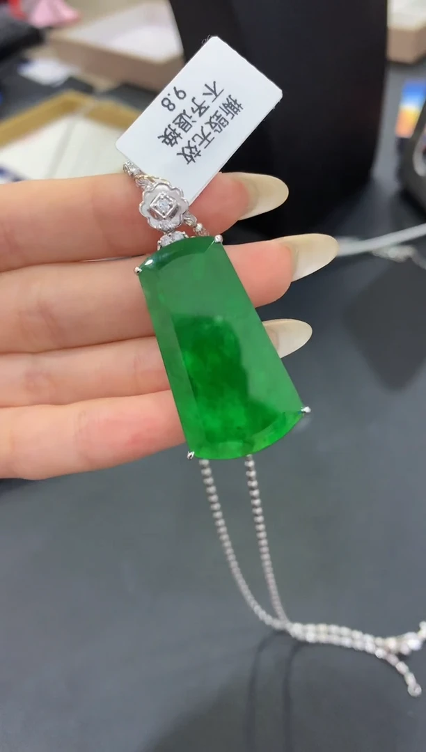 【闪购商品】翡翠吊坠(不含链)18K金镶嵌团购