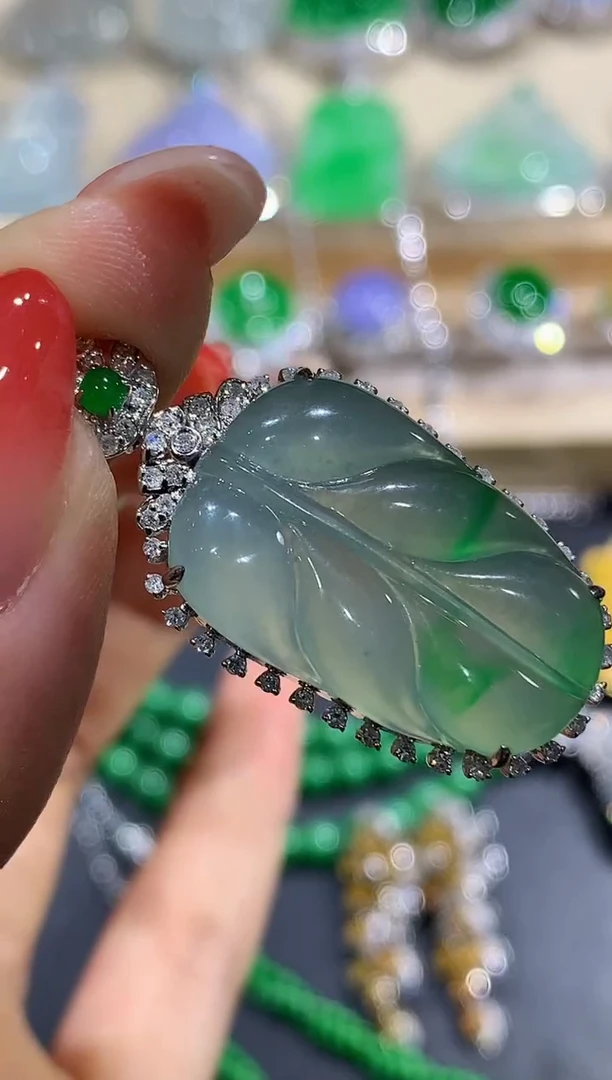 【闪购商品】翡翠吊坠(不含链)18K金镶嵌10团购