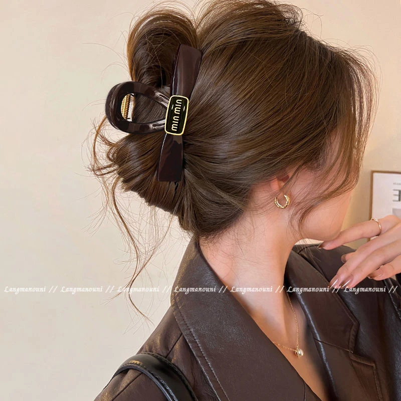 字母标蝴蝶结抓夹女2024新款发夹后脑勺盘发鲨鱼夹高级感发夹头饰