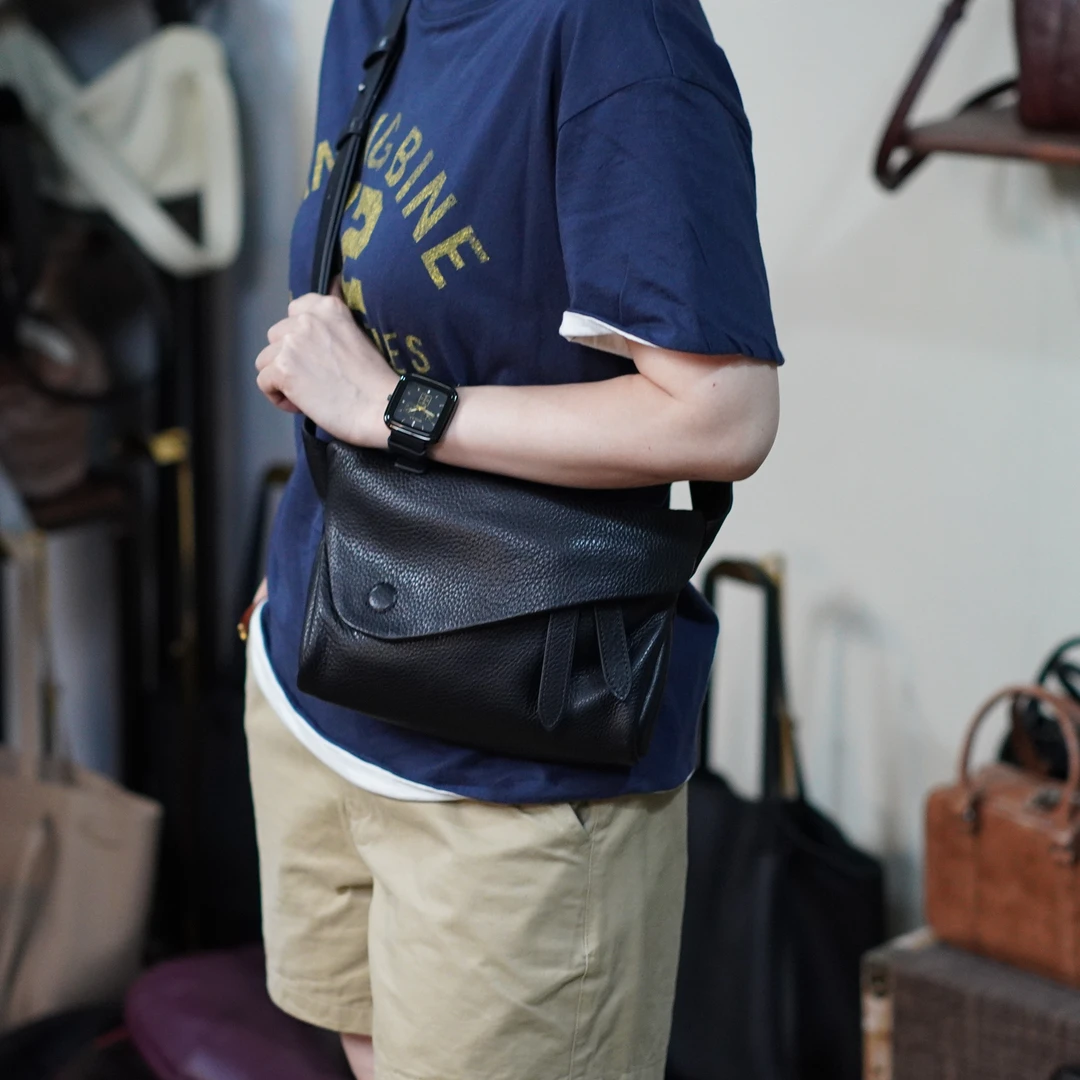 [冰语]2024百搭新品休闲黑色真皮轻便潮流简约腰包斜跨小包240705