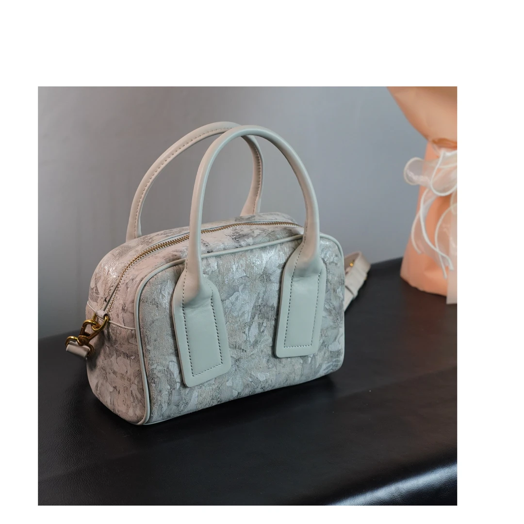 [冰语]百搭时尚新款小众设计真皮女士简约经典法棍单肩包-240703