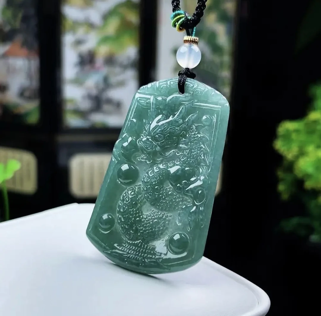 天然翡翠A货龙牌(高51×宽31×厚5)