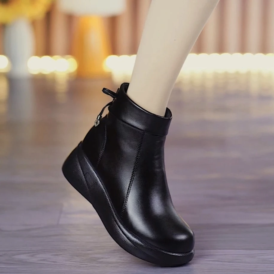 2025年秋冬新款加绒保暖短靴中老年平底厚底防滑休闲妈妈鞋