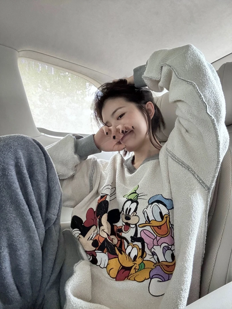 루루가−  （齐齐家族）韩国东大门双面穿米鼠印花反做设计圆领卫衣长袖