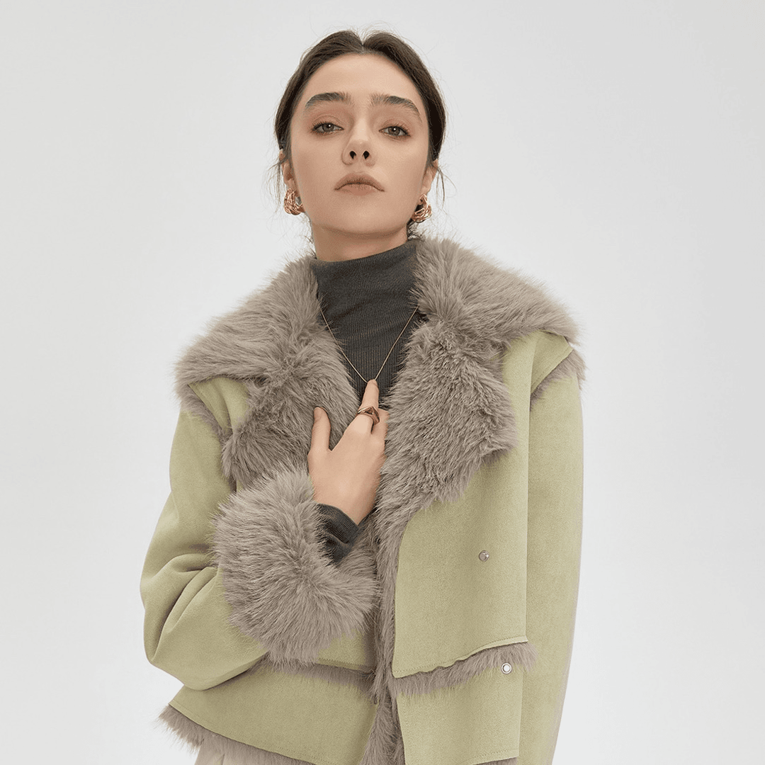 ONE MORE冬季新款拼接皮毛一体短草撞色翻领美式外套女DYT22X0496